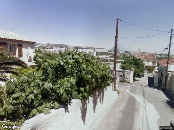 UN LOCAL A USAGE DE REMISE +  UN PETIT RÉDUIT +  UN LOCAL A USAGE D'HABITATION