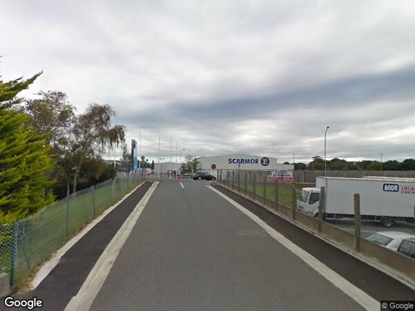 UN IMMEUBLE AVEC AIRE DE STATIONNEMENT ET DE DÉGAGEMENT 