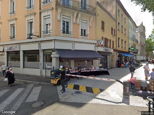 UN TENEMENT D'IMMEUBLES