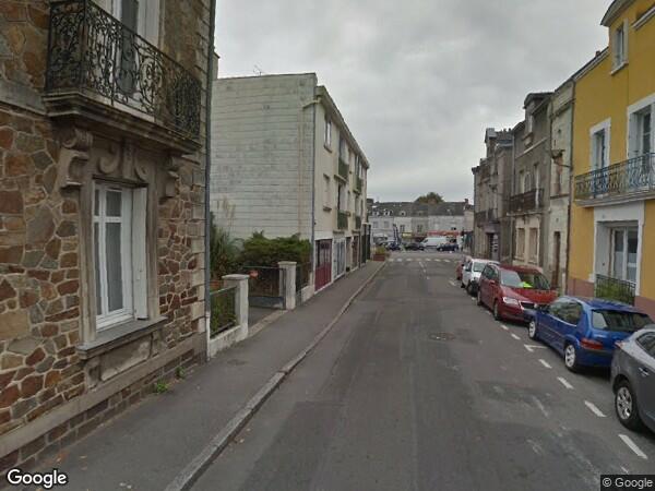 UN BÂTIMENT OSSATURE MÉTALLIQUE EN COUR DE CONSTRUCTION 