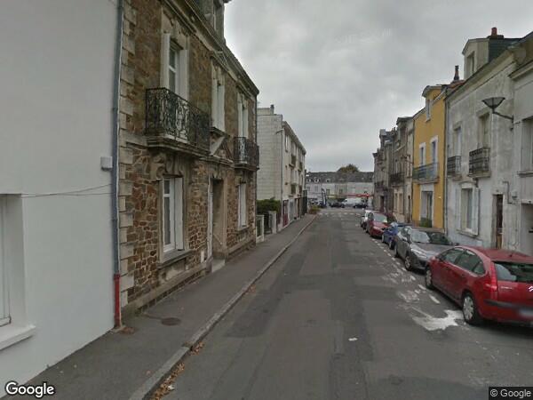 UNE MAISON D'HABITATION + BÂTIMENT OSSATURE MÉTALLIQUE EN COUR DE CONSTRUCTION