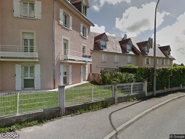 UNE  MAISON D'HABITATION + PARKING EXTÉRIEUR + PARKING COUVERT 