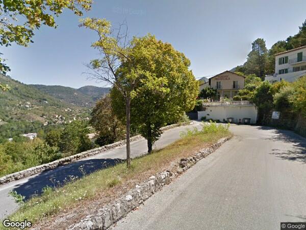 UN APPARTEMENT AVEC PETIT JARDIN ET UN PARKING