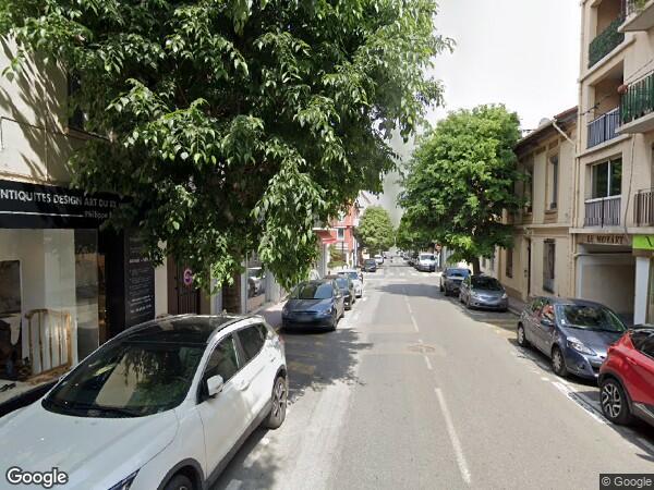 UN   TRÈS BEAU LOCAL