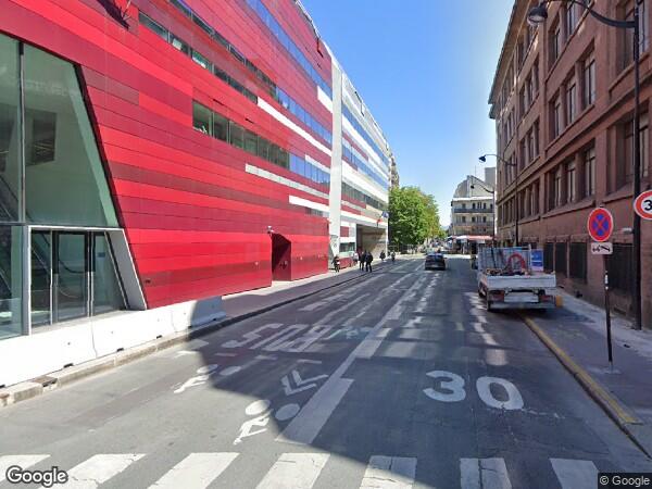 UN  EMPLACEMENT DE VOITURE