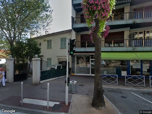 UN APPARTEMENT AVEC UNE CAVE ET UN EMPLACEMENT DE PARKING
