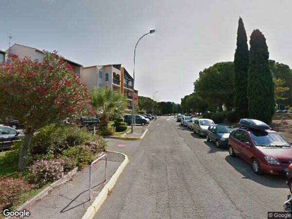 TROIS  BÂTIMENT ÉLEVÉS DE TROIS ÉTAGES