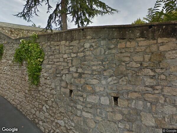 UNE  MAISON D'HABITATION AVEC COMBLES AMÉNAGEABLES ET GARAGE