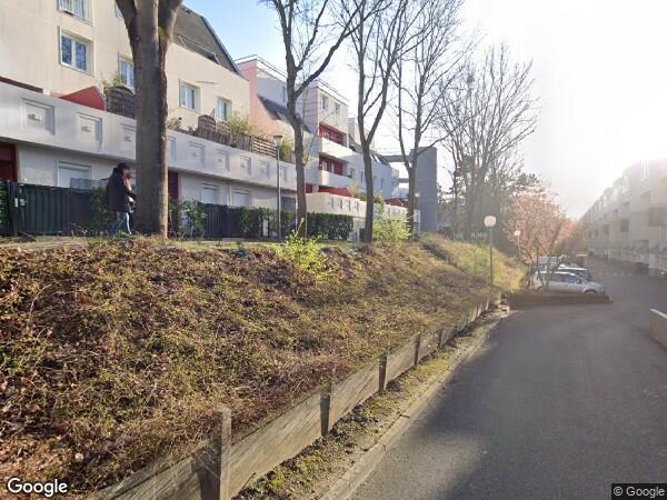 UN  APPARTEMENT AVEC UN EMPLACEMENT DE VOITURE
