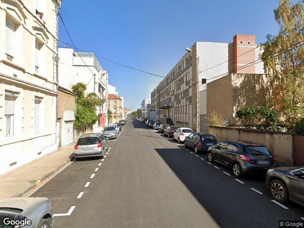 DEUX BÂTIMENTS ANCIENNEMENT À USAGE DE CLINIQUE ET DE MATERNITÉ