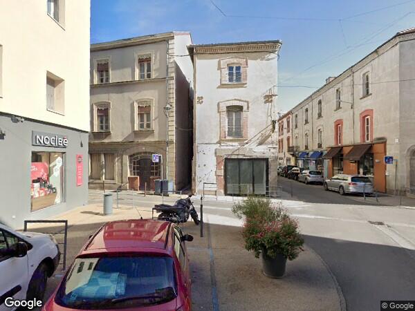 UNE  MAISON À USAGE D'HABITATION