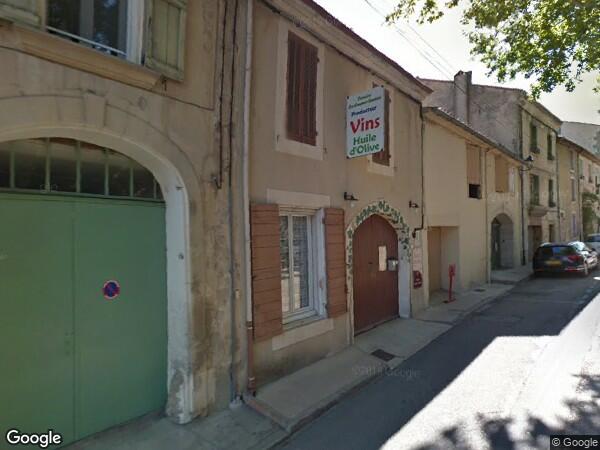 UN TERRAIN AVEC UN BATIMENT EN COURS DE CONSTRUCTION 