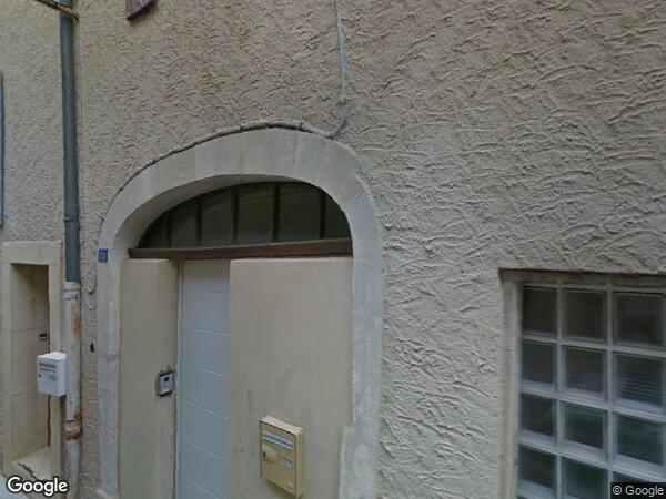 UNE  MAISON À USAGE D'HABITATION