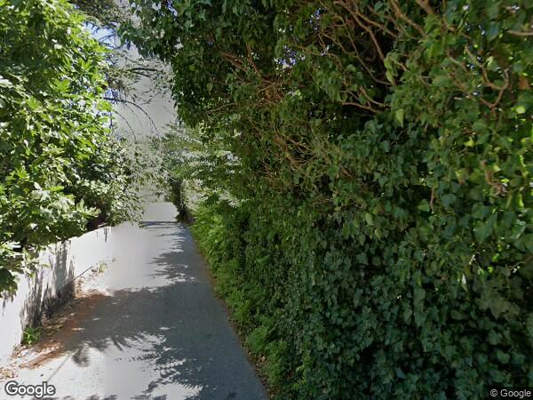 UN  APPARTEMENT AVEC UN EMPLACEMENT DE PARKING ET UN GARAGE