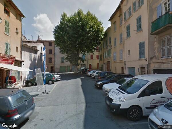 UNE  MAISON À USAGE D'HABITATION ET DE COMMERCE