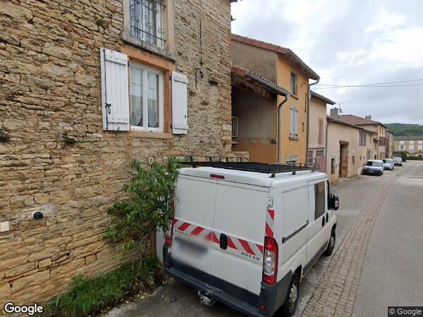 UNE  MAISON À USAGE D'HABITATION