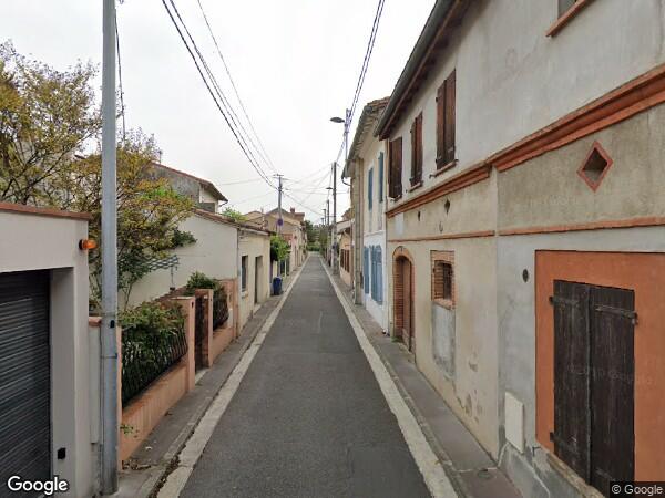 UNE  MAISON D'HABITATION SUR DEUX NIVEAUX AVEC JARDIN