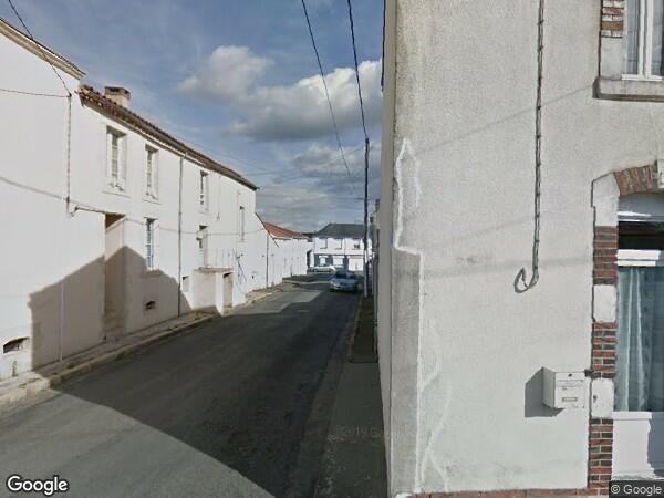 UNE  MAISON D'HABITATION