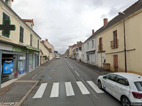 UN  ENSEMBLE IMMOBILIER A USAGE D'HABITATION ET DE COMMERCE