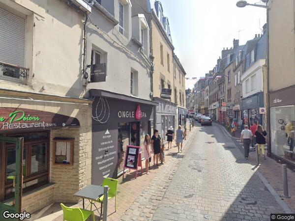 UN  LOCAL UTILISÉ À USAGE COMMERCIAL