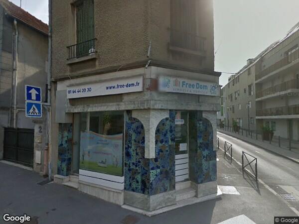 UN APPARTEMENT AVEC CAVE ET DEUX PLACES DE PARKING