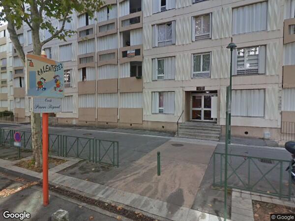 UN APPARTEMENT DE TYPE IV AVEC UNE CAVE 