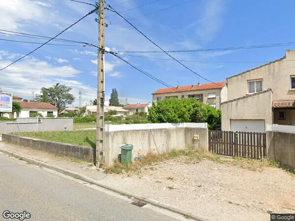 UNE MAISON D'HABITATION AVEC JARDIN ATTENANT