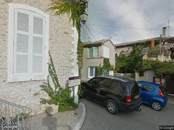 UNE  MAISON À USAGE D'HABITATION