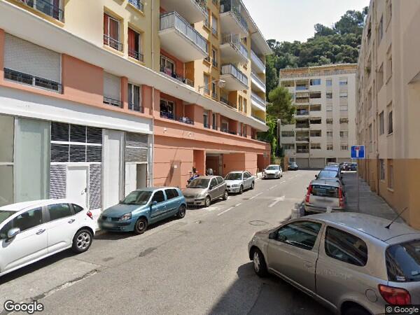 UN  APPARTEMENT DE DEUX PIÈCES ET UN PARKING