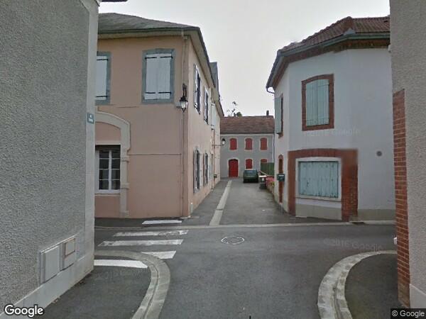 UNE  MAISON À USAGE D'HABITATION