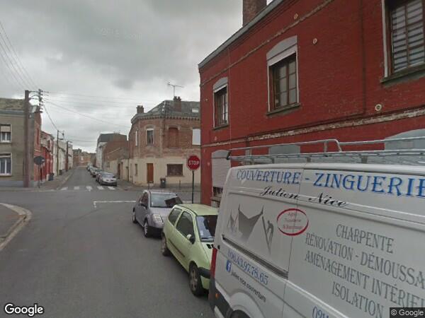 UNE  MAISON À USAGE D'HABITATION