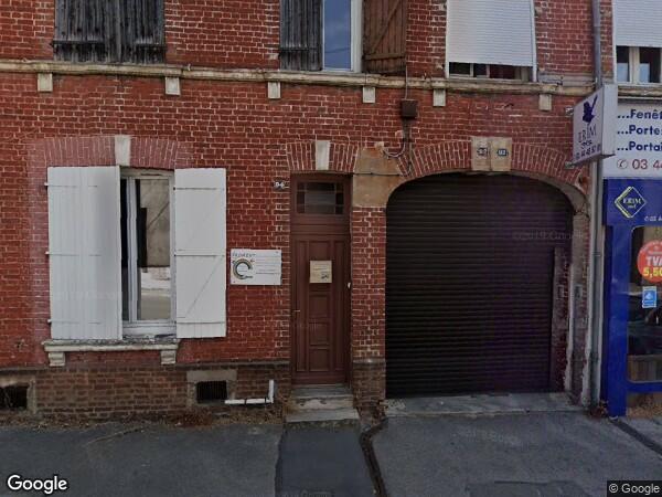 UN  IMMEUBLE D'HABITATION