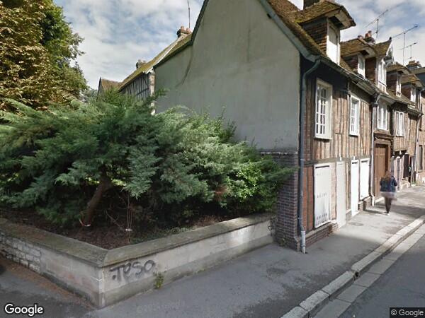 UNE  MAISON D'HABITATION