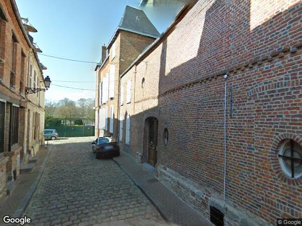 UN IMMEUBLE À USAGE D'HABITATION ET DE COMMERCE