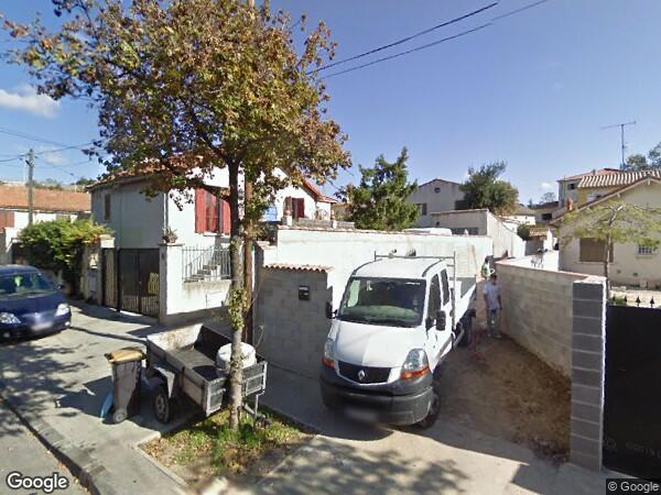 UNE  MAISON À USAGE D'HABITATION