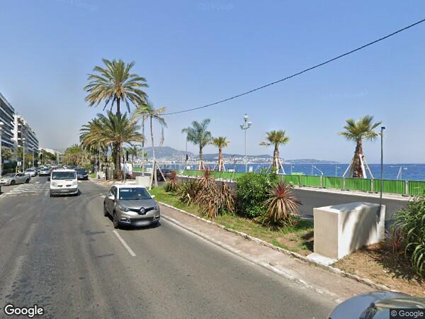 UN  EMPLACEMENT DE STATIONNEMENT