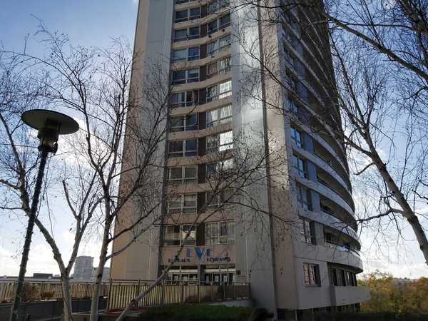 UN APPARTEMENT AVEC BALCON ET 2 PARKINGS