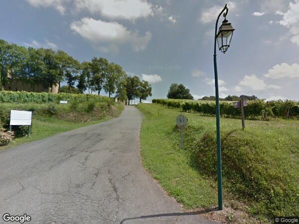 UNE  MAISON D'HABITATION AVEC GARAGE