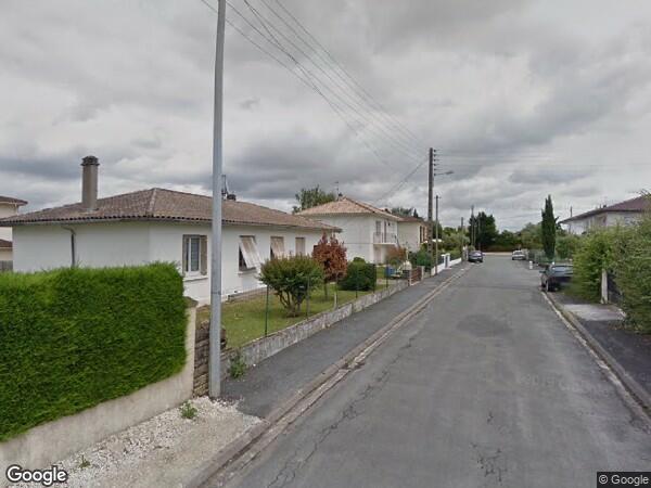 UNE  MAISON À USAGE D'HABITATION