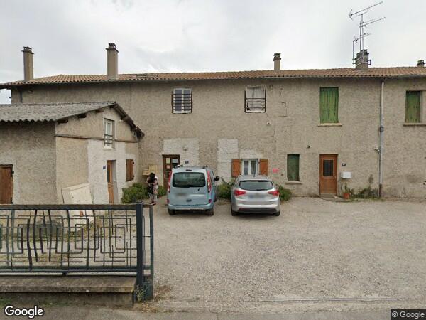 UN  APPARTEMENT AVEC UNE CAVE