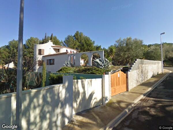 UNE  PARCELLE DE TERRAIN CONSTRUCTIBLE (INITIALEMENT UN BÂTIMENT AVEC TERRASSES JARDINS ET PISCINE)