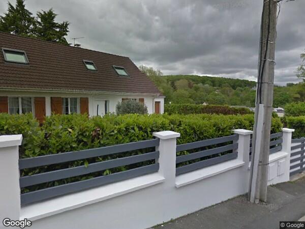 UNE  MAISON DE VILLE À DEUX ÉTAGE À USAGE D'HABITATION