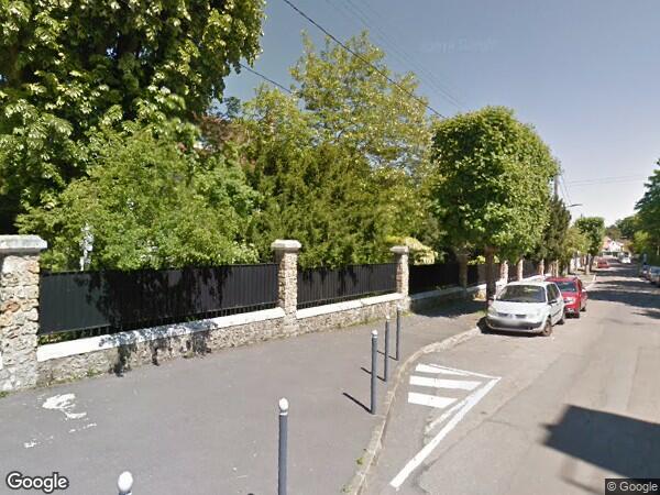 UN  APPARTEMENT AVEC CAVE ET DEUX EMPLACEMENT DE PARKING