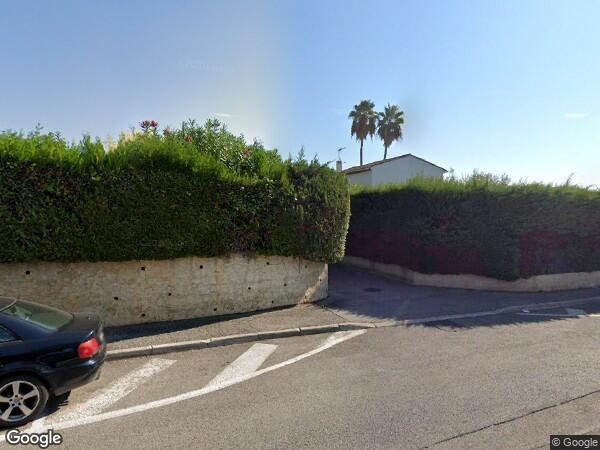 UN  APPARTEMENT AVEC BALCON