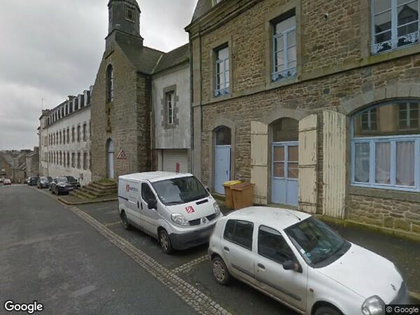 UN  IMMEUBLE D'HABITATION