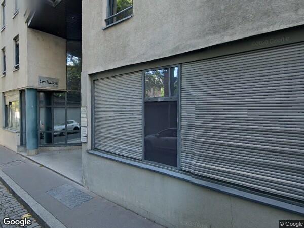 UN  ENSEMBLE IMMOBILIER