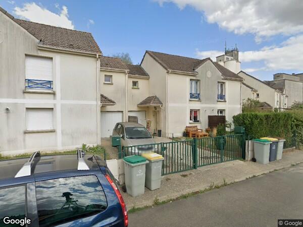 UNE MAISON D'HABITATION AVEC GARAGE ET DES DÉPENDANCE