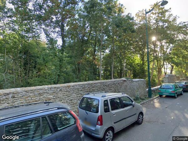 UN  APPARTEMENT DE 3 PIÈCES PRINCIPALES AVEC UNE CAVE ET UN PARKING À USAGE DE VOITURE