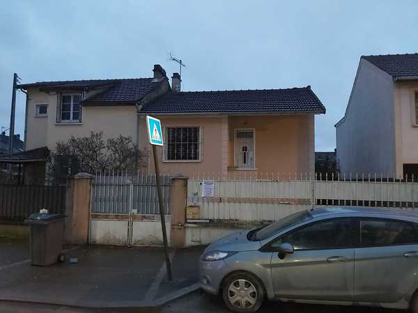 UN PAVILLON D'HABITATION