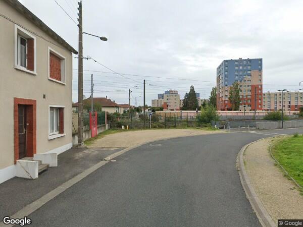 UNE  MAISON D'HABITATION AVEC TERRAIN AUTOUR